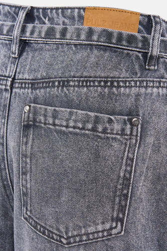 Bermuda en denim gris de PULZ avec un patch logo en cuir et une poche arrière à rivets.