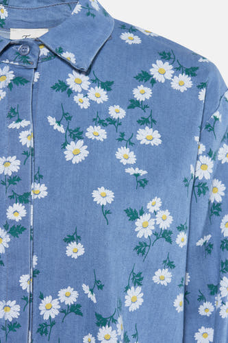 Chemise bleue à manches longues de Terra di Siena, avec un motif de marguerites.