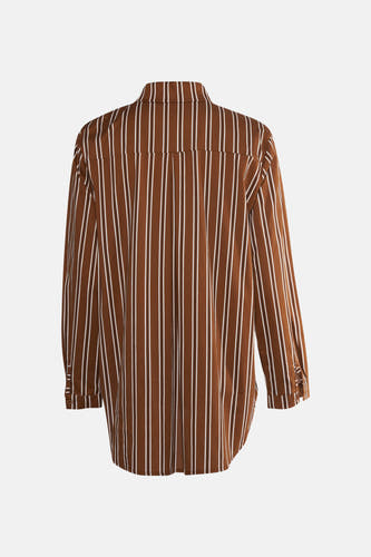 Chemise brune à longues manches de terre de Sienne avec un motif rayé, vue de derrière.