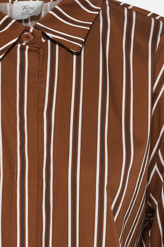 Chemise brune à longues manches de Terra di Siena, imprimé rayé avec des rayures blanches et brunes foncées.