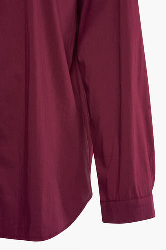Chemise rouge à longues manches de Terra di Siena, en tissu lisse et avec des poignets.
