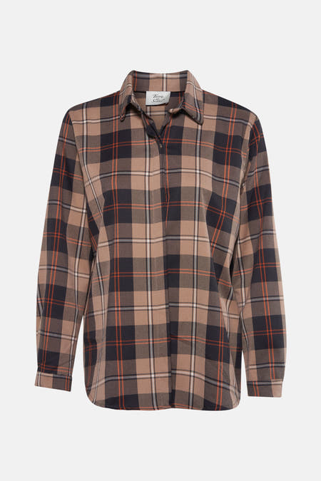Blouse beige à longues manches de Terra di Siena, avec un motif rayé dans des tons bruns, orange et noirs.