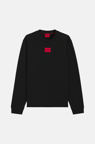 Pull noir à col rond de HUGO, avec un logo rectangulaire rouge au dos.
