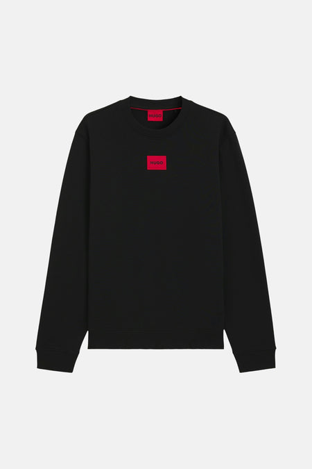 Pull noir à col rond de HUGO, avec un logo rectangulaire rouge au dos.