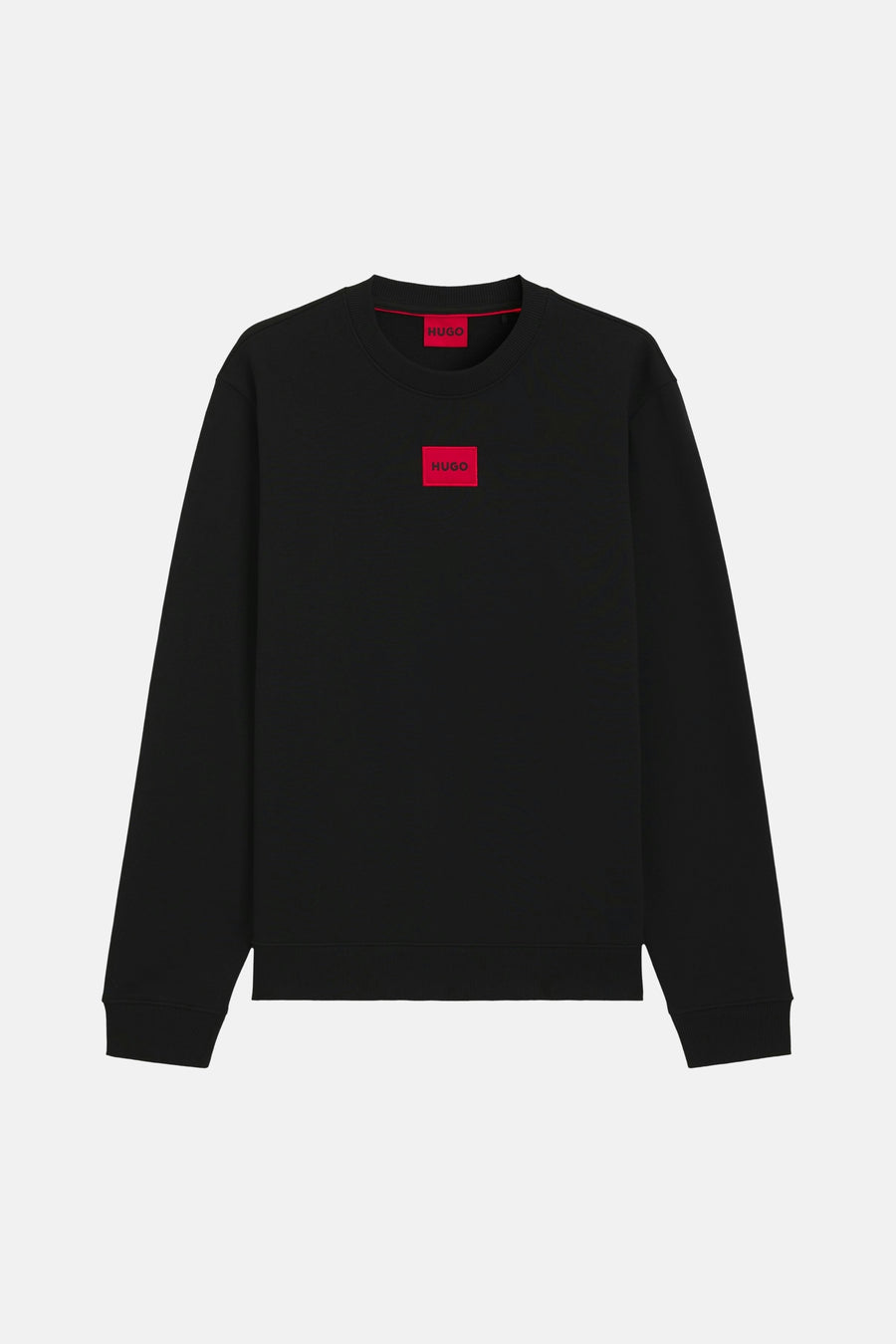 Pull noir à col rond de HUGO, avec un logo rectangulaire rouge au dos.