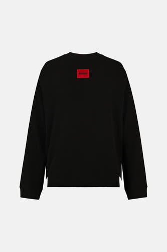 Zwarte sweater met ronde hals van HUGO, met een rechthoekig rood logo op de achterkant.