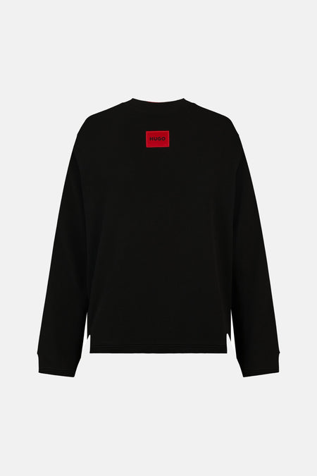 Zwarte sweater met ronde hals van HUGO, met een rechthoekig rood logo op de achterkant.