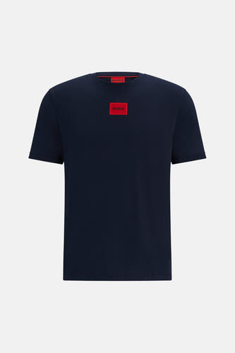 T-shirt bleu à manches courtes de HUGO, avec un logo de marque rouge sur la poitrine et un col rond.