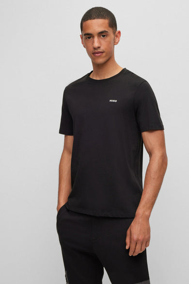 T-shirt noir HUGO avec manches courtes et un logo blanc sur la poitrine.