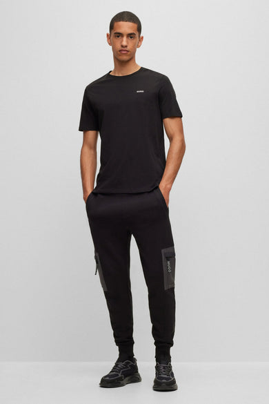 T-shirt noir à manches courtes de HUGO, design simple avec le nom de la marque sur la poitrine.