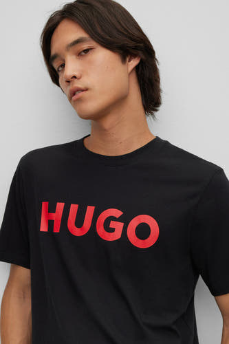 Zwart T-shirt met korte mouwen van HUGO, met rode letters op de borst.