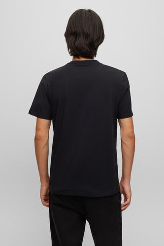 T-shirt noir à manches courtes de HUGO, vu par derrière, associé à un pantalon noir.