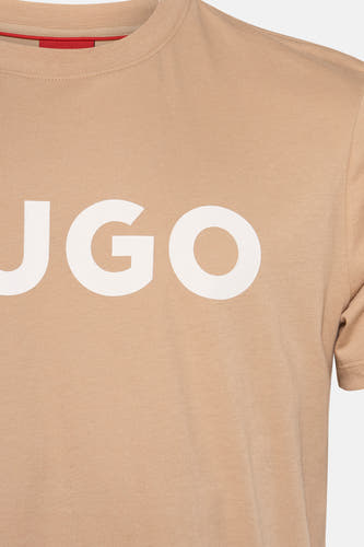Beige T-shirt met korte mouwen van HUGO, met groot wit logo op de voorkant.