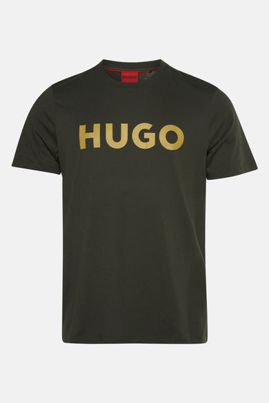 T-shirt vert avec manches courtes de HUGO, avec des lettres dorées sur la poitrine.