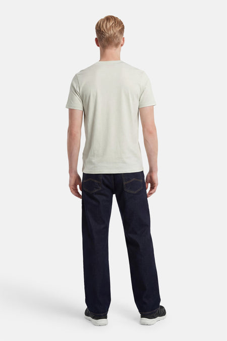 T-shirt vert de HUGO à manches courtes, montré sur un homme de dos, associé à un jean foncé.