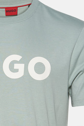 Groen T-shirt met korte mouwen van HUGO, met witte 'GO' print op de voorkant.