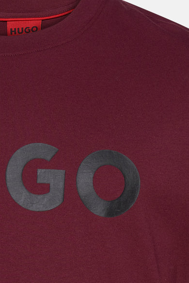 T-shirt rouge bordeaux à manches courtes de HUGO, avec impression noire de lettres.
