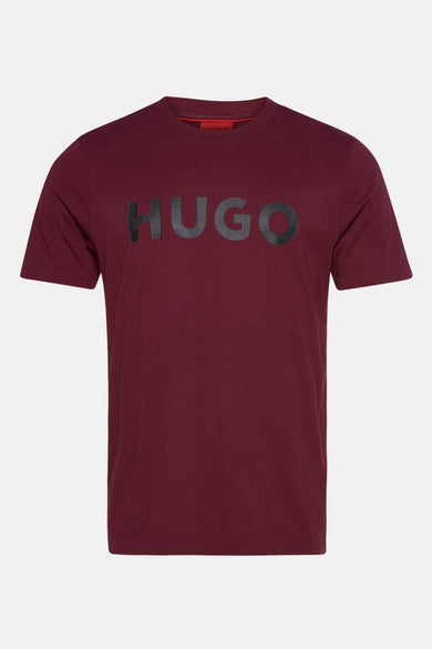 T-shirt Bordeaux à manches courtes de HUGO, avec le nom de marque noir sur la poitrine.