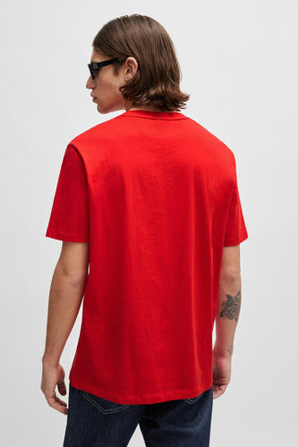 T-shirt rouge HUGO, vu de derrière, avec des manches courtes et un design simple.