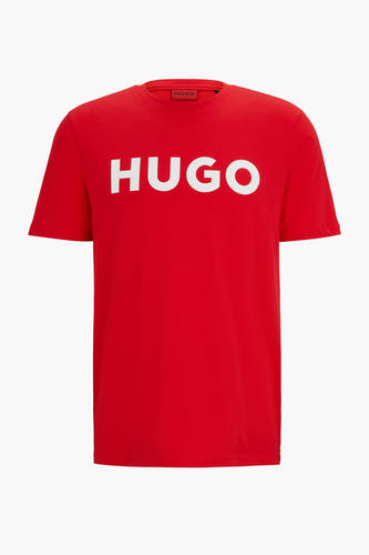 T-shirt rouge à manches courtes de HUGO, avec le nom de la marque blanc sur la poitrine et un col rond.