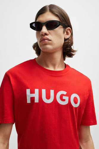 T-shirt rouge à manches courtes de HUGO, avec un grand logo de marque blanc sur la partie avant.