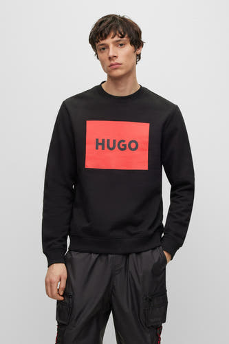 Gilet noir HUGO, avec une impression de logo carré rouge sur la poitrine.