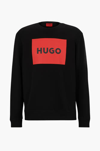 Gilet noir HUGO avec un logo rouge rectangulaire sur la poitrine et une encolure ronde.