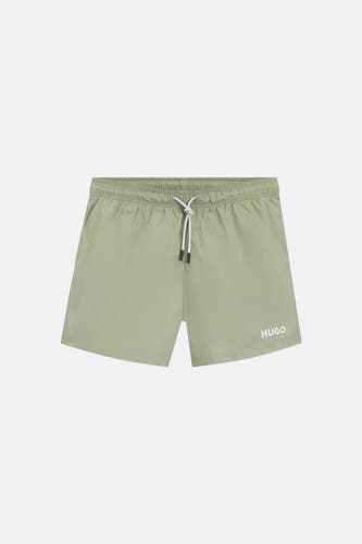 Short de bain vert HUGO, avec cordons de serrage blancs et logo sur la jambe.