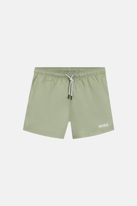 Short de bain vert HUGO, avec cordons de serrage blancs et logo sur la jambe.