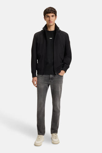 T-shirt noir à manches courtes de HUGO BOSS, avec un col rond et un petit logo sur la poitrine.