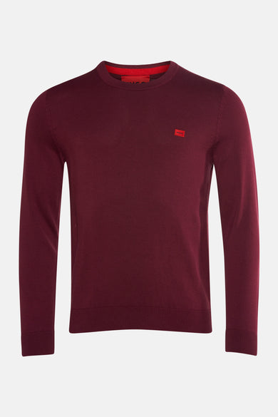 Pull rouge à col rond de HUGO, avec structure en côtes et une badgeque logo sur la poitrine.