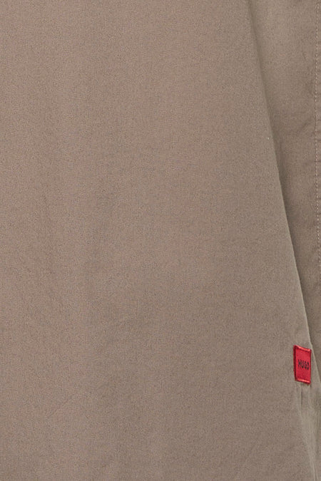 Chemise marron à manches courtes de HUGO, avec une texture subtile et un logo de marque rouge.