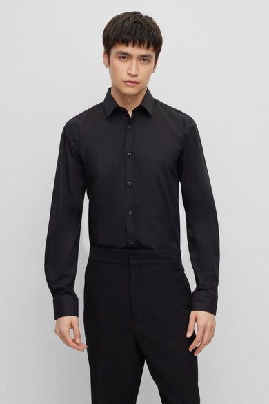 Chemise noire à manches longues de HUGO, avec col boutonné et étiquette de marque rouge dans le col.