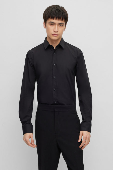 Chemise noire à manches longues de HUGO, avec col boutonné et étiquette de marque rouge dans le col.