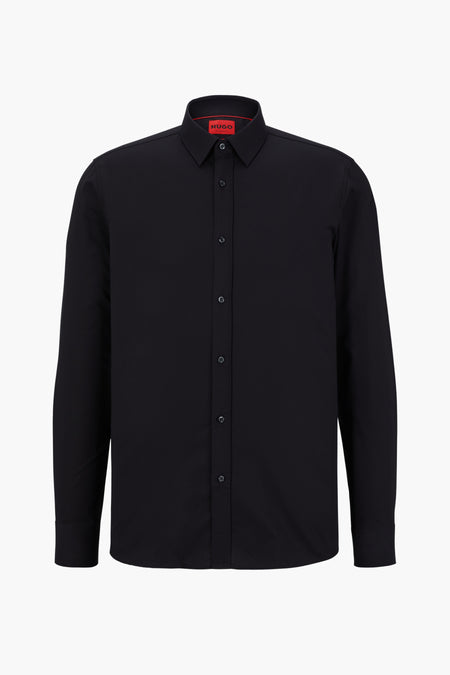 Zwart hemd met lange mouwen van HUGO, met knoopsluiting en rode merklabel in de kraag.
