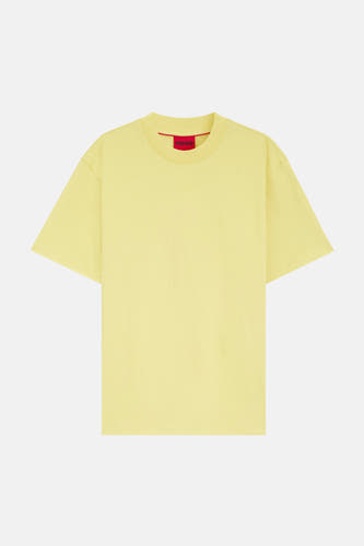 T-shirt jaune à manches courtes de HUGO, avec logo discret sur la poitrine et une étiquette rouge dans le cou.