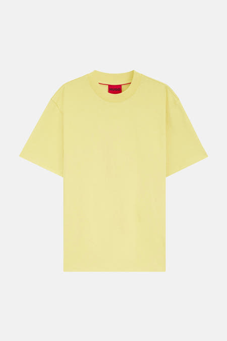 T-shirt jaune à manches courtes de HUGO, avec logo discret sur la poitrine et une étiquette rouge dans le cou.