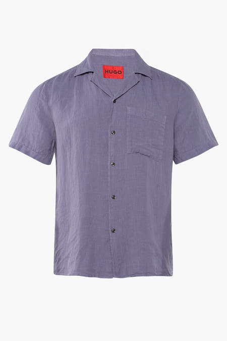 Chemise bleue à manches courtes de HUGO, avec poche poitrine et fermeture à boutons en version courte.