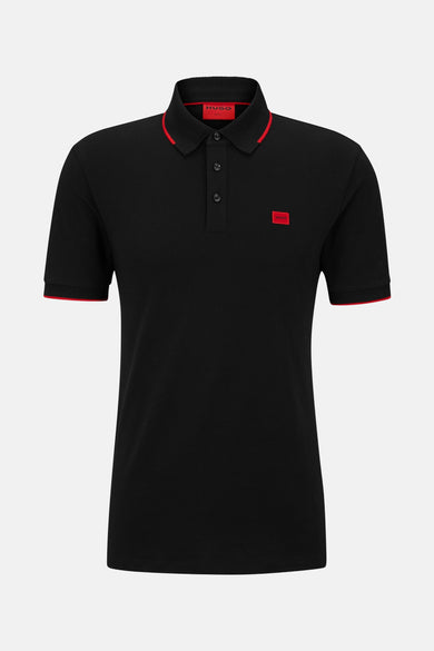 Polo noir à manches courtes de HUGO, avec des accents rouges le long du col et des manches.