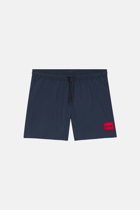 Short de bain bleu HUGO avec cordon de serrage et écusson de marque rouge.