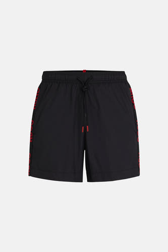 Maillot de bain noir HUGO, avec logo rouge sur le côté et accents rouges au niveau du cordon.