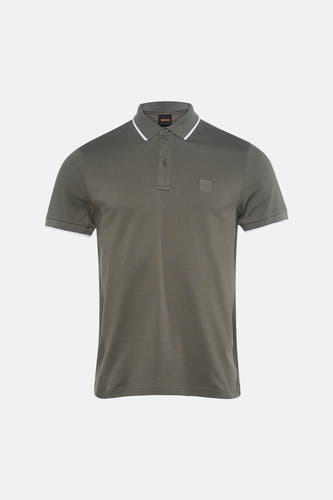 Polo de couleur kaki de HUGO BOSS ORANGE avec col classique, deux boutons, passepoil blanc et un patch BOSS ton sur ton sur la poitrine.