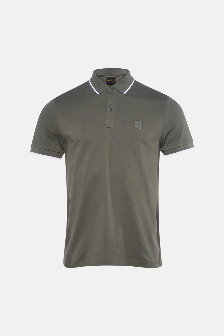 Polo de couleur kaki de HUGO BOSS ORANGE avec col classique, deux boutons, passepoil blanc et un patch BOSS ton sur ton sur la poitrine.
