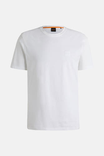 T-shirt blanc à manches courtes de BOSS, avec un accent orange dans la ligne du col et petit petit logo près.