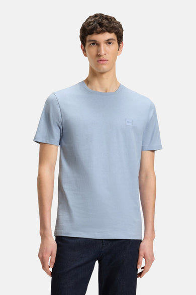 T-shirt bleu à manches courtes de HUGO BOSS, avec un design simple et un accent orange au col.