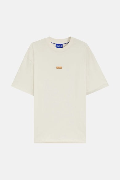 Ecru korte mouwen T-shirt van HUGO BLUE met klein logo op borst, ronde hals en blauw label aan kraag, front view