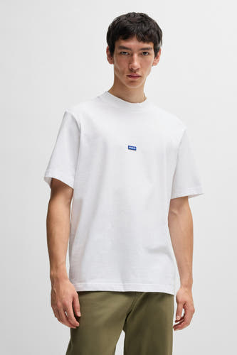 T-shirt blanc à manches courtes de HUGO BLUE, avec un petit logo sur la poitrine et un pantalon uni.