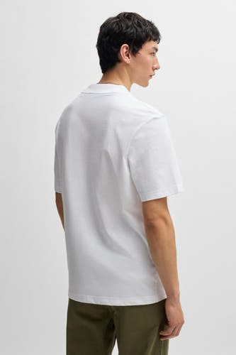 T-shirt blanc à manches courtes de HUGO BLUE, vu de l'arrière, associé à un pantalon vert.