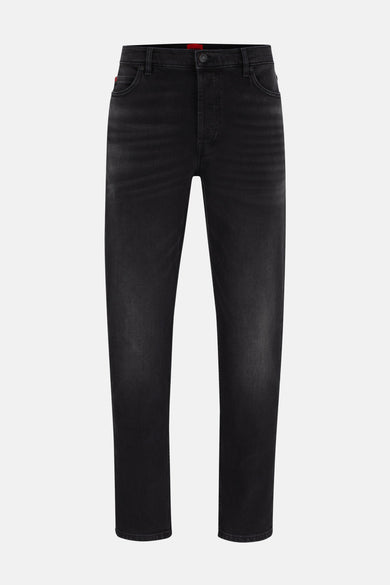 Jean tapered en denim noir de HUGO, avec un lavage subtil et un style cinq poches classique.