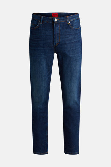 Jean tapered bleu marine de HUGO, avec une structure denim subtile et des surpiqures contrastantes.